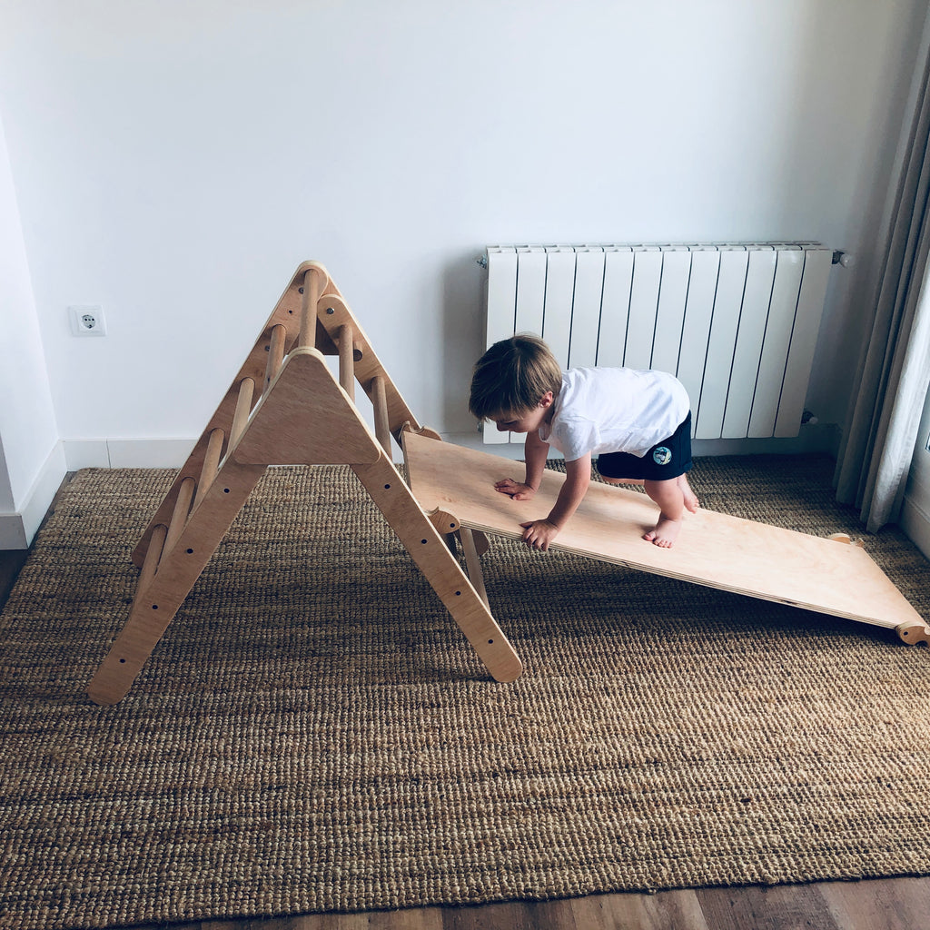 Découvrez les avantages pour les enfants de marcher pieds nus et comment le privilégier à la maison et à l'école.