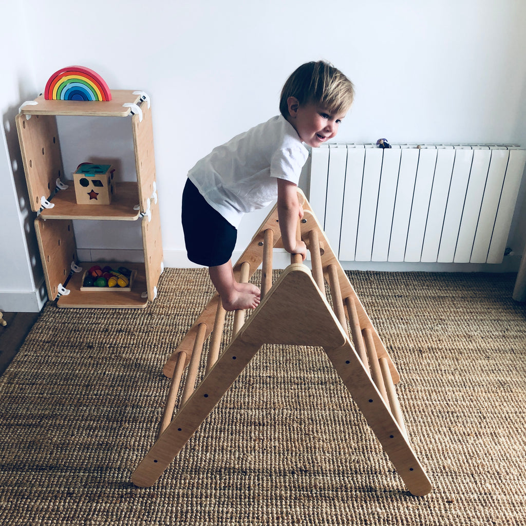 Avec ou sans chaussures ? Avantages de marcher pieds nus chez les enfants.