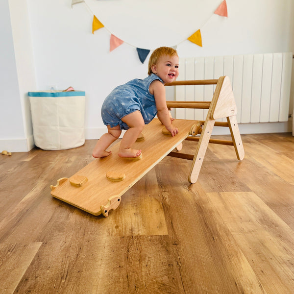 Triángulo de Aprendizaje Pequeño Pikler Plegable Madera. Med: 60 x 50 x 55 CM. TREMSC0002. Woodgo.