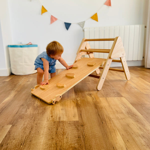 Triángulo de Aprendizaje Pequeño Pikler Plegable Madera. Med: 60 x 50 x 55 CM. TREMSC0002. Woodgo.